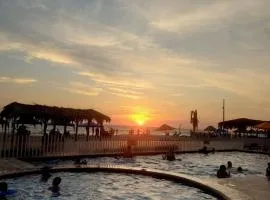 Casa de playa con piscina y acceso al océano
