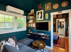 Helltown Hideaway - Private Patio, Free Parking