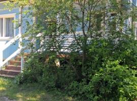 Traditional Finnish Lapland house at wild forest backyard!, hotel din Kemi