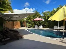 Maison charmante à Sainte-Anne avec piscine partagée.