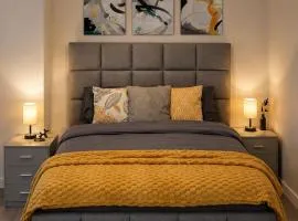 2BD, Sleeps 7, 2 King beds, 2 singles and a sofa bed, Near Anfield Stadium, 14MinFromCity, Smart Tv, Parking, Perfect for Tourists, Business and Business Stays, Short & Long Stays Welcome With Discounts Available at Peachy Stays