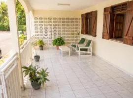 Maison vue mer à Petit-Bourg avec terrasse accueillante.