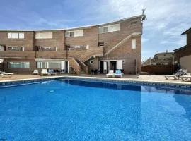 Apartamento con Piscina a 5 Min de la Playa de Riells, Ideal para Familias - HISP-7-23