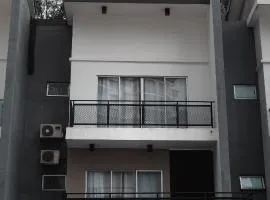 Big Terrace House for 14 Guests with Free WiFi and Netflix near Taiping Lake Garden Zoo