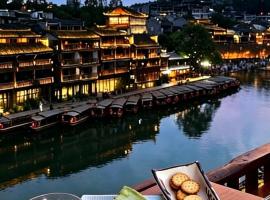 Phoenix Ancient Hill Riverside View Hotel- Offers free one-way high-speed rail pick-up service - Afternoon tea - Self-service laundry - Baggage storage - Travel planning, hotel em Fenghuang