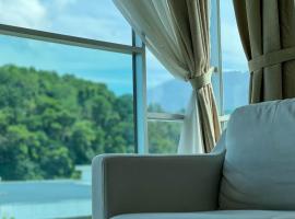 Comfy 2BR Condo with Swimming Pool & Free WiFi Netflix near Lake Garden Zoo, khách sạn ở Taiping