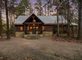 2BR Cabin - Hot Tub - Game Room - Fire Pit - Pets, hotel in Broken Bow