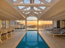 'The Bolussi Beachhouse', sleeps 12 in 6 en-suite bedrooms with Indoor Pool