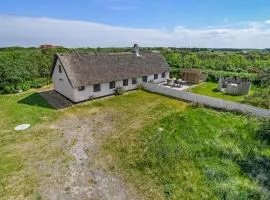 Cozy Thatched House For 4 With New Terrace Sj365