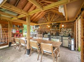 Toad Hall Lodges - Luxury Glamping Lodges Near Southwold!, ξενοδοχείο σε Wangford