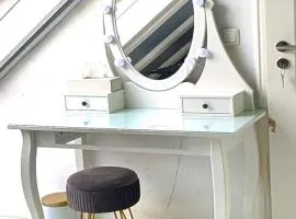 Idyllisches Zimmer mit Pool im Grünen, citynah