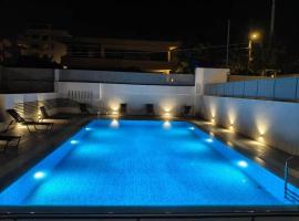Voula Pool & Sea View & Beach home B1, hotel a Atenes