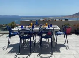 Suite avec 2 chambres d'hôtes pour 1 à 4 personnes avec vue mer, terrasse, climatisation, parking privé, proche port et aéroport, petit déjeuner inclus
