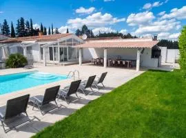 Villa spacieuse et élégante à Meynes avec piscine privée