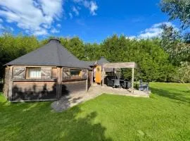 Chalet confortable avec piscine partagée à Chazemais