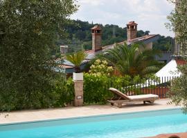 Villino con piscina, hotel em Terni