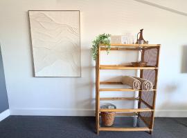 Hermanus Waterfront Boho Studio Apartment, Whale Coast Hideaway, хотел в Херманус