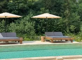 Ultra house будиночки в лісі біля гірської річки