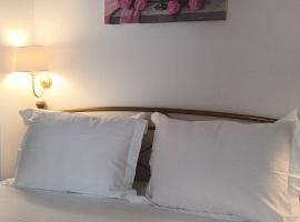 Aphrodite luxury rooms, готель у місті Мітіліні
