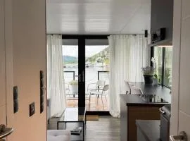 Design-Hausboot am Rheinsteig