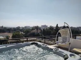 Othello Apartment with Pool, Balcony, Rooftop Hot Tub & 800 m walk to sandy beach