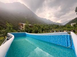 Symphony Woods Resort, hotel a Gushaini