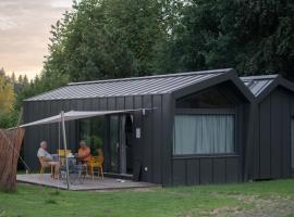 Wellnester Tiny Houses in Losheim am See, hotell i Losheim