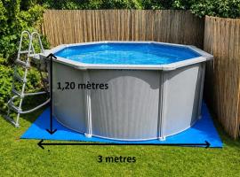 Echappée verte avec piscine et clim proche de Paris, Hotel in Vert-le-Grand