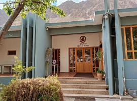 Hunza Oriole Hotel, готель у місті Alīābād