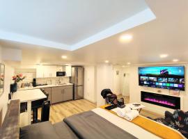 Pvt Studio Near Waterloo Airport & Minutes to Downtown Basement unit No Pet Allowed, hotel di Kitchener