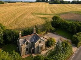 Historic Gatehouse inc Private Garden Near Oswestry & Wrexham
