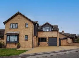 Spacious 4 Bed House - Sleeps 8