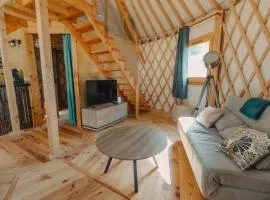 Yourte moderne entre lacs et montagnes