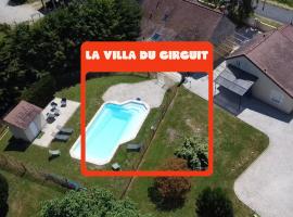 "Villa du Circuit" avec Piscine, 4 Chambres, 4 SDB, à 8 min du circuit, parking et portail électrique, hotel a Mars-sur-Allier