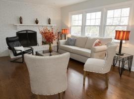 Spacious Modern Home in West Freehold, hotel i Stonehurst West