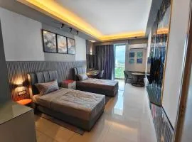 4 min to Jonkerstreet Premium Hotel 4 Star Netflix