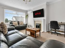 Modern 3 BedROOM House with Air Conditioning & Parking