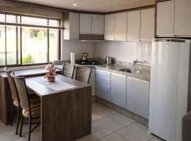Casa 2 Quartos c/ Ar e Garagem | Próx. BRF e Centro
