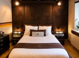 Chez Claude - Retro Chic Suite