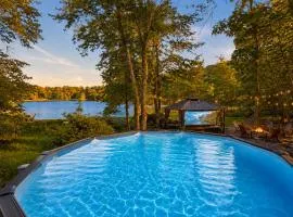 5 Bedroom Gorgeous Lakeside Villa w Hot Tub, Pool and More!