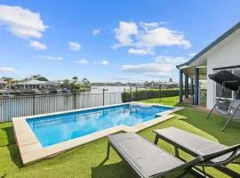 Bribie Waterfront Retreat - Pontoon Pool & Kayaks