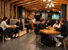 Namba Guesthouse HIVE – hotel w Osace