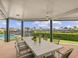 Bribie Waterfront Retreat - Pontoon Pool & Kayaks