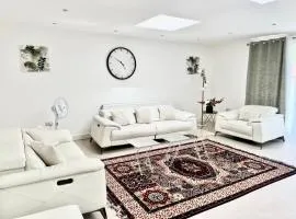 4 Bedroom Home Edgware Ground Floor
