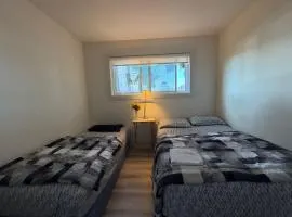 Downtown Vancouver Modern Apartment Room - Walk to BC Stadium, Skytrain- Free Parking