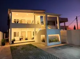 Casa del Lago Suite 1 Moderna con Piscina y Lago TAOS