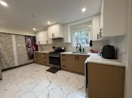 Vancouver Cozy Apartment - Downtown Location, Wlk to Skytrain, Free Parking