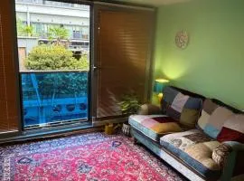 Richly decorated flat in Central Leeds, 600m to shopping street, paid parking