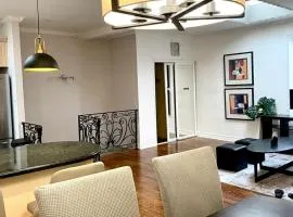 Sunny and Spacious Apartment - steps to Lansdowne station