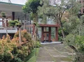 Townhouse Oak Hotel Pondokan Tjiburial